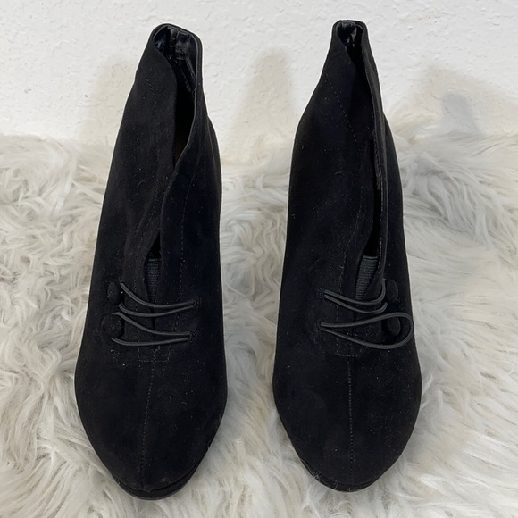 APT. 9 Defined Comfort Suede with Button Detail Black Ankle Booties Size 8 - Picture 2 of 10